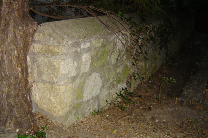 die alte Friedhofmauer
